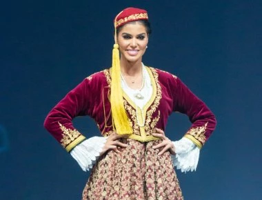 Η Ιωάννα Μπέλλα ως άλλη «Αμαλία» στα Miss Universe – Η εμφάνιση που... δεν ενθουσίασε κανέναν (βίντεο-φώτο)